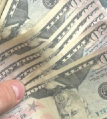 На Рівненщині двоє молодиків збували фальшиву валюту