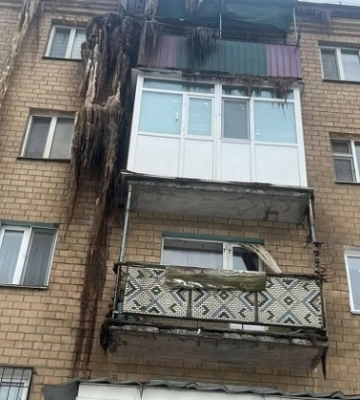 Керуюча компанія звинуватила мешканців багатоповерхівки у намерзанні води на фасаді