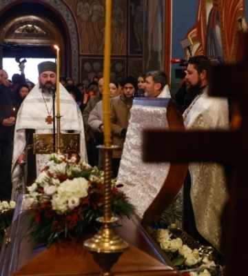 У Києві під звуки повітряної тривоги попрощалися з загиблим на фронті поетом Кривцовим. Фото і відео