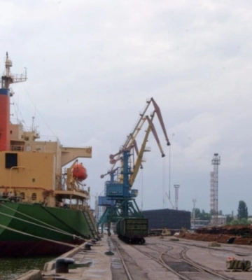 Спричинило виток нафтопродуктів: на території Миколаївського морського порту затонуло судно