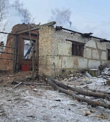 Росіяни авіабомбами знищили базу для оперативного відновлення електрики на Харківщині. ФОТОрепортаж