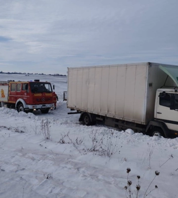 Крижана пастка: на Волині вантажівка заблокувала «швидку» на обледенілій дорозі 