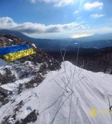Активісти руху &quot;Жовта Стрічка&quot; підняли прапор України в Криму