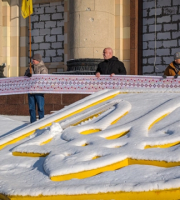 У Харкові біля зруйнованої будівлі ОВА розгорнули 50-метровий рушник
