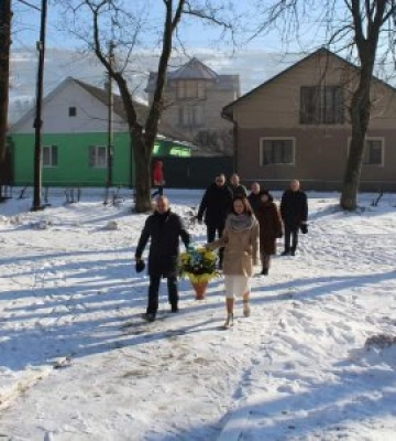 Сьогодні  з нагоди Дня Соборності України в Рахові відбулось урочисте покладання квітів до пам’ятника Тарасові Шевченку