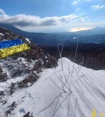 На гірській вершині у Криму підняли український прапор