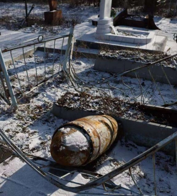 Упал прямо на могилу: в Днепре на кладбище обнаружили фрагмент российской ракеты. Фото