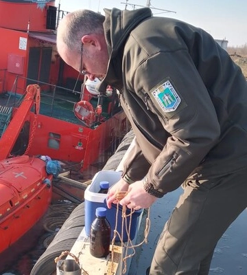 У Миколаївському порту затонуло судно: стався витік нафтопродуктів