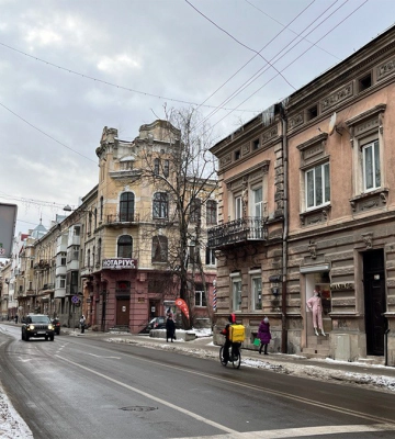 Яку роботу пропонують у Франківську | 130 свіжих цивільних і військових вакансій