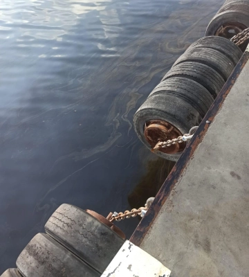В морском порту Николаева затонуло судно. Нефтепродукты попали в воду