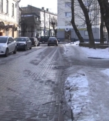 Йти неможливо: хто у Луцьку має посипати піском слизькі тротуари (відео)
