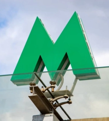 Біля ще однієї станції метро в Києві демонтують МАФи