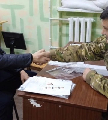 В Мелитополе оккупанты искусственно создают очередь за военными билетами в военкомате