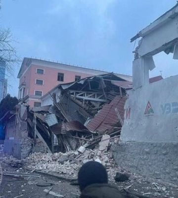 Ракетна атака на Київ: у Святошинському районі палає будівля, у Печерському - влучання в нежитлову будівлю. Госпіталізовано людину&amp;hellip;
