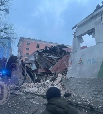 Ранковий ракетний удар по Києву та Харкову: зруйновані будівлі, горять авто, є загиблі