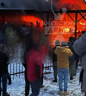 В результате ракетного удара в Святошинском районе Киева загорелись автомобили - первые последствия вражеской атаки