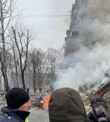 Ракетный удар по Харькову: разрушен подъезд многоквартирного дома, под завалами люди (обновлено)