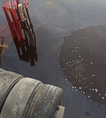 На території Миколаївського морпорту затонуло судно: стався виток нафтопродуктів