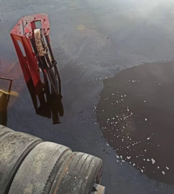 Екологічна катастрофа в Миколаєві: з затонулого судна стався витік нафти