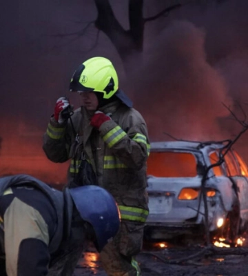 Ракетний удар по Києву: у столиці палають автівки