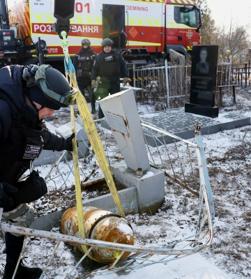 У Дніпровському районі на кладовищі знайшли бойову частину ракети (відео)