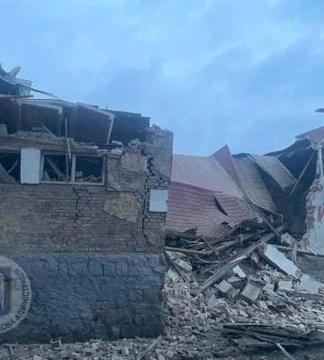 Внаслідок ракетної атаки пошкоджені кілька будівель у трьох районах Києва