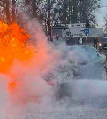 На Львівщині під час руху згорів автомобіль