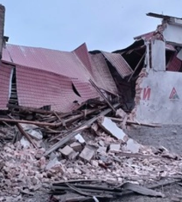 Разрушения и помощь раненым: фоторепортаж с места &quot;прилетов&quot; в Соломенском районе Киева