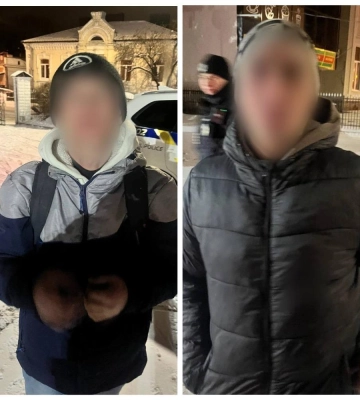 У Рівному патрульні зупинили двох порушників комендантської години, а виявилось, що їх розшукує поліція