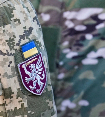 В Умани мужчина на остановке ударил ножом военного и сбежал: подробности