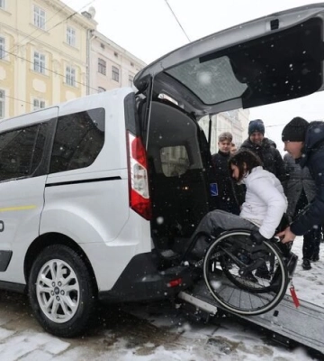 У Львові запускають таксі для людей, які користуються кріслами колісними