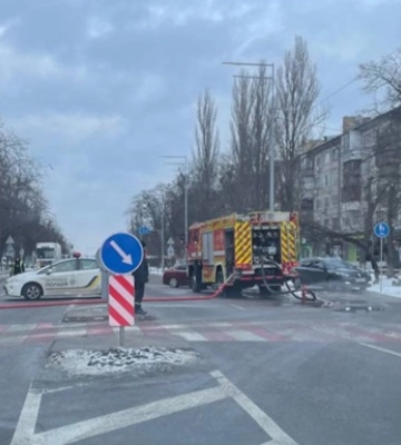 В Киеве перекрыли движение транспорта на нескольких дорогах
