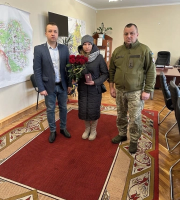 Пів року вважався зниклим безвісти: дружині молодого Героя з Волині вручили його нагороду. Фото