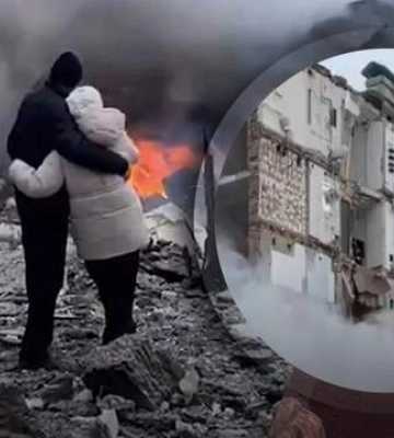 Обійнявшись дивляться на палаючі залишки власного дому: щемливе відео з Харкова