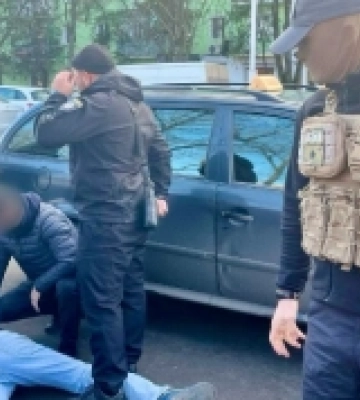 Мешканця Саф&#039;янівської громади затримали у центрі Ізмаїла під час продажу автомата Калашникова