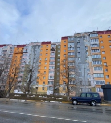 У Василькові на Київщині відновлюють багатоповерхівку, пошкоджену вибуховою хвилею