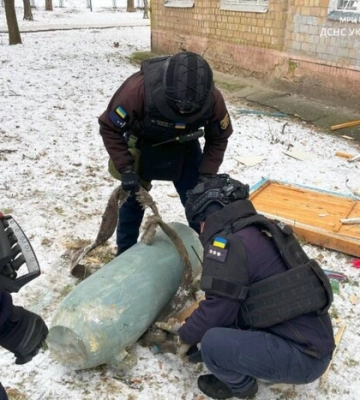 Сапери ДСНС ліквідовують бойову частину ракети в Києві 