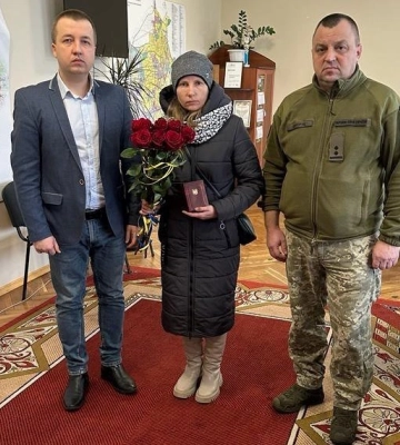 Пів року вважався зниклим безвісти: дружині молодого Героя з Волині вручили його нагороду. Фото