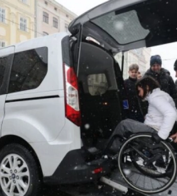 Для людей, які користуються кріслами колісними, у Львові запрацювало таксі