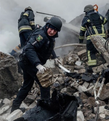Перші хвилини рятувальної операції після обстрілу Харкова (відео)