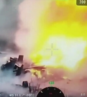 Ворожий танк Т-72Б3 розлітається на шматки після атаки дрона-камікадзе. ВIДЕО