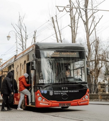 У Чернівцях планують підвищити тариф за проїзд у тролейбусах: чому та як долучитись до обговорень вартості проїзду