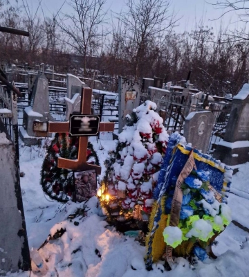 У Харкові затримали чоловіка, який вкрав з могили військовослужбовця український прапор
