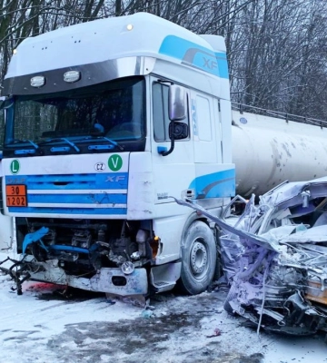 На Рівненщині легковик врізався у бензовоз: загинула людина (ФОТО)