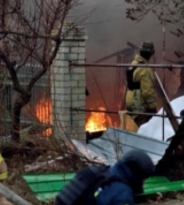 Херсонські вогнеборці загасили пожежу, яка виникла внаслідок обстрілів