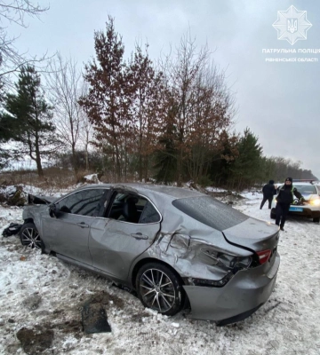 Поблизу Клеваня автомобіль злетів в кювет і перекинувся