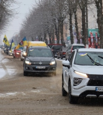 У Звягелі провели жіночий автопробіг на підтримку військовополонених та зниклих безвісти захисників