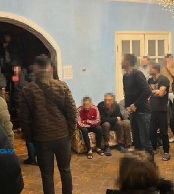 Четверо чоловіків з Дніпра утримували в трудовому рабстві 50 людей. ФОТОрепортаж