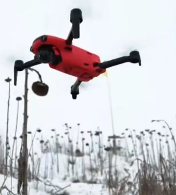 Під Авдіївкою росіянин намагається збити FPV-дрон, кидаючи у нього автомат. ВIДЕО