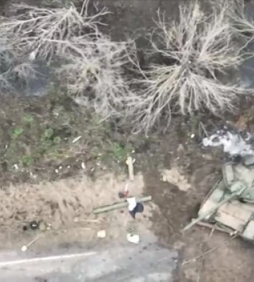 Ураження FPV-дроном підбитого російського танка Т-90М &quot;Прорив&quot; неподалік Кринок Херсонської області. ВIДЕО